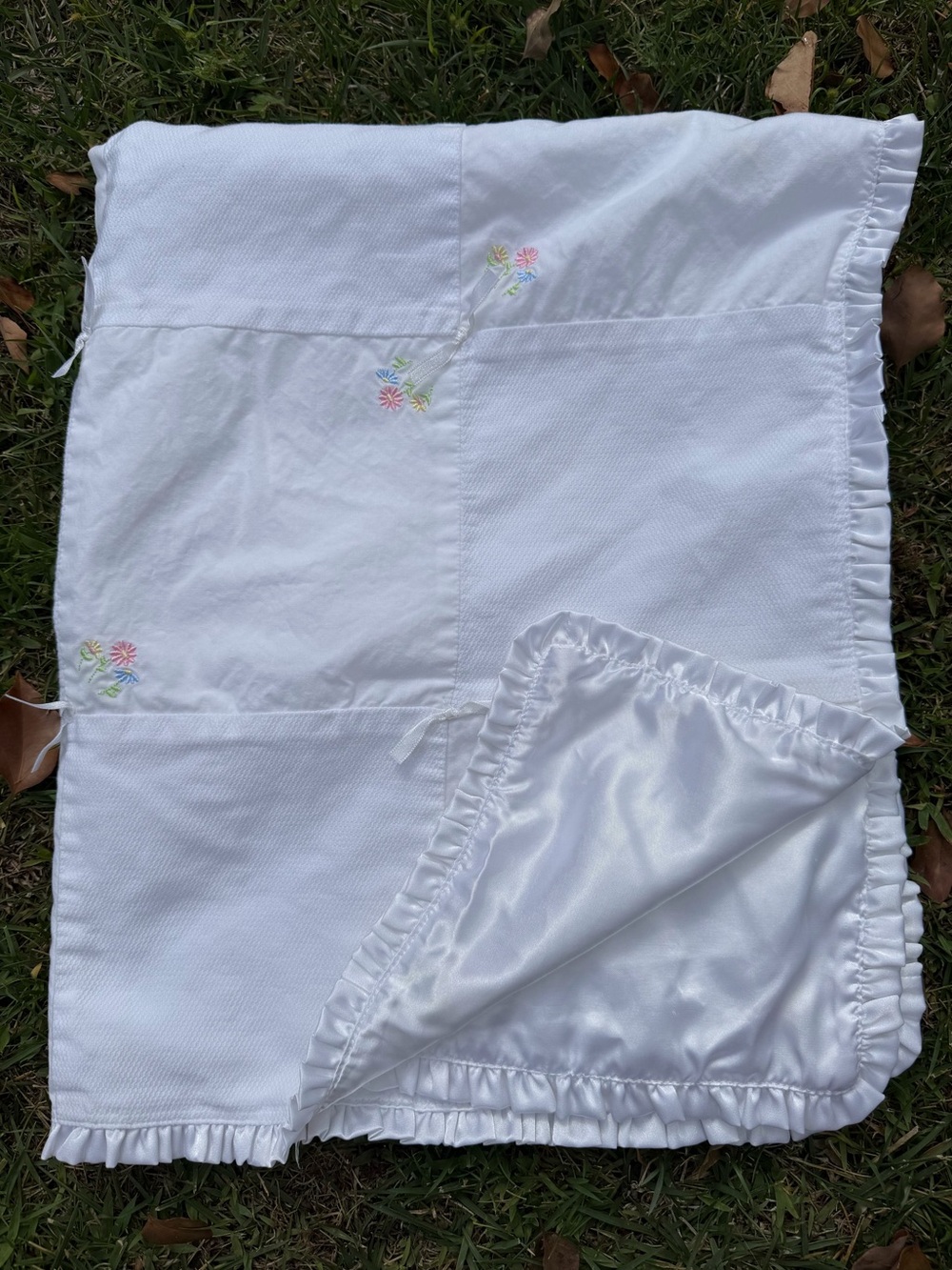Y2K Carter’s Sweet Daisy Baby Blanket White Patchwork Satin Floral Ruffled Edge